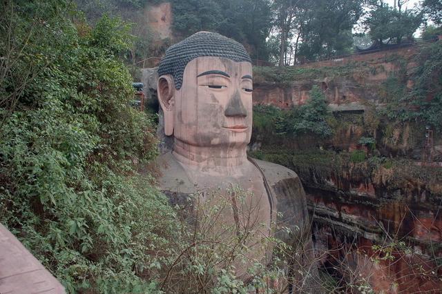 樂山大佛為何以屹立千年？又為何既不雙手合十也不打坐呢？