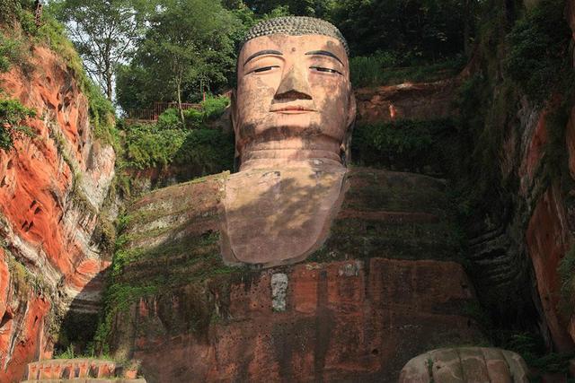 樂山大佛為何以屹立千年？又為何既不雙手合十也不打坐呢？